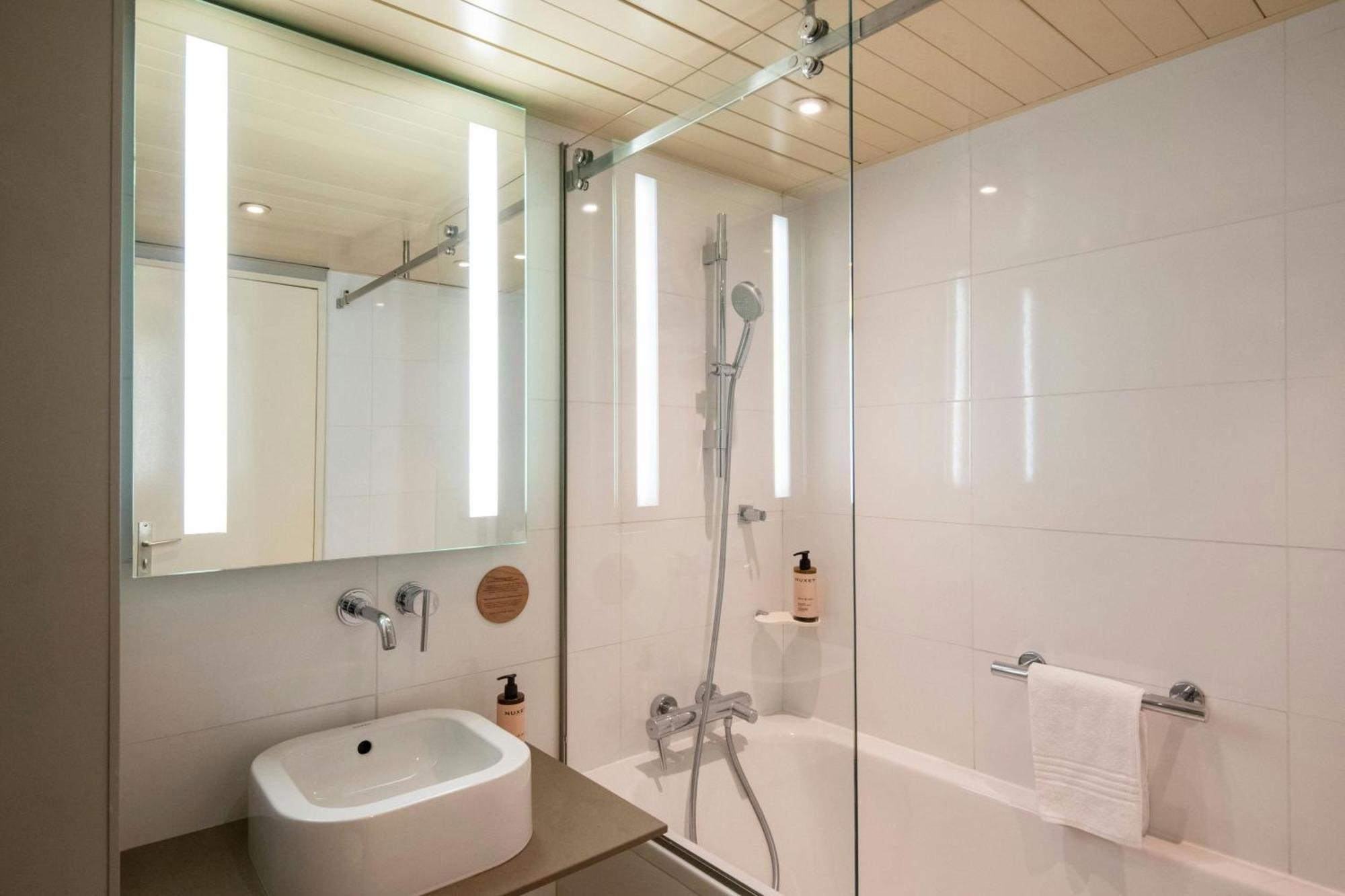 Contemporary Queen Room Garden View